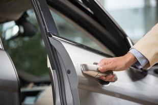 Unlock car open by emergency locksmith